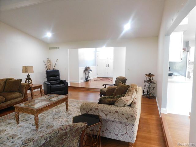 2800 Ranieri Drive, Troy, MI 48085