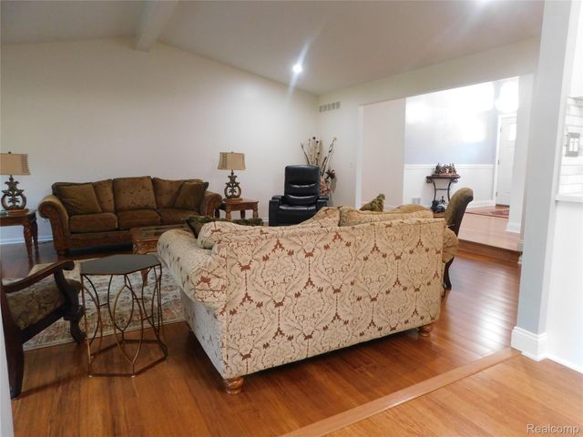 2800 Ranieri Drive, Troy, MI 48085