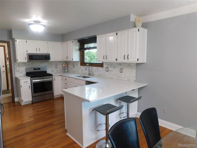 2800 Ranieri Drive, Troy, MI 48085