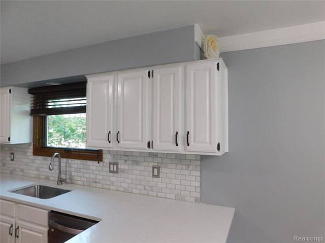 2800 Ranieri Drive, Troy, MI 48085