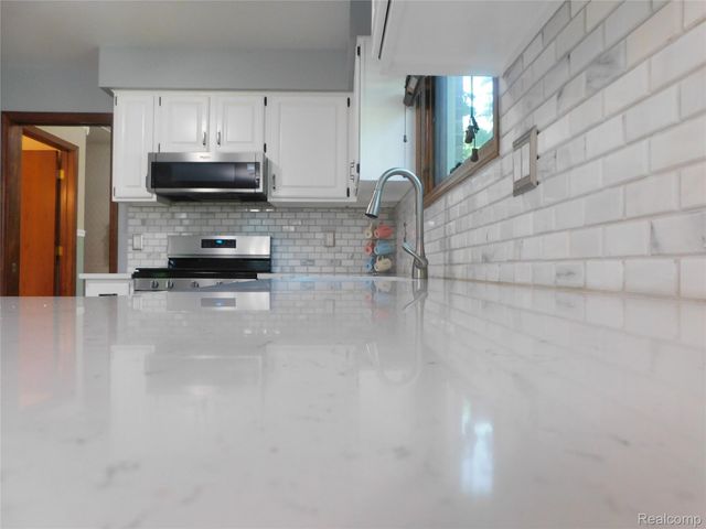2800 Ranieri Drive, Troy, MI 48085