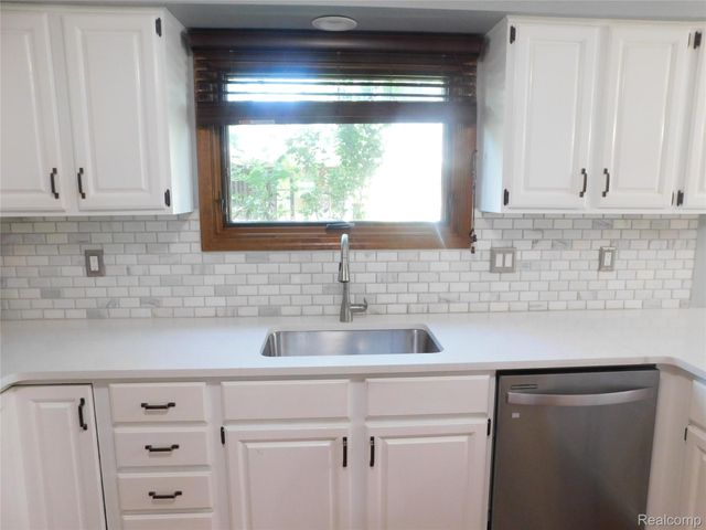 2800 Ranieri Drive, Troy, MI 48085