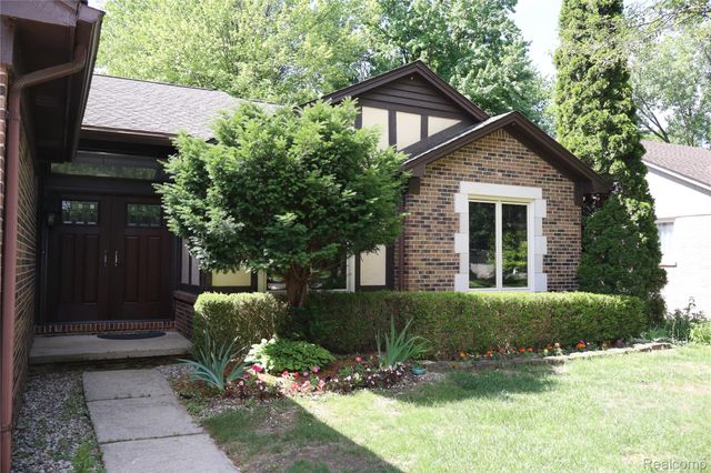 2800 Ranieri Drive, Troy, MI 48085