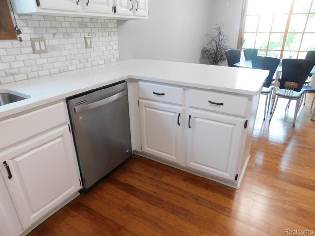 2800 Ranieri Drive, Troy, MI 48085