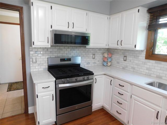 2800 Ranieri Drive, Troy, MI 48085