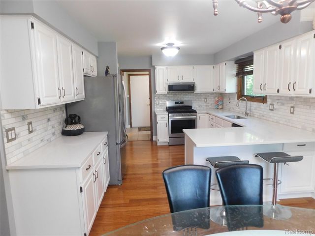 2800 Ranieri Drive, Troy, MI 48085