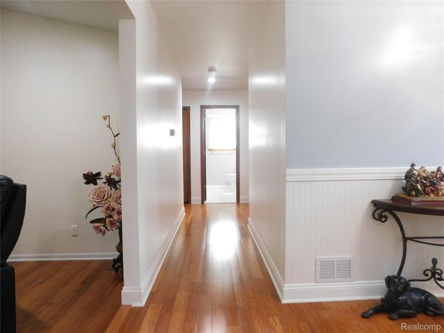 2800 Ranieri Drive, Troy, MI 48085