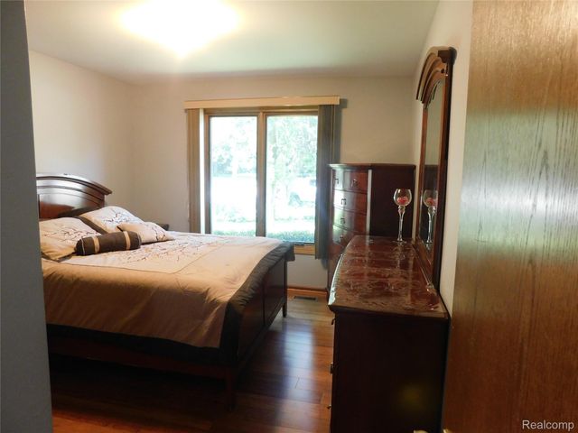 2800 Ranieri Drive, Troy, MI 48085
