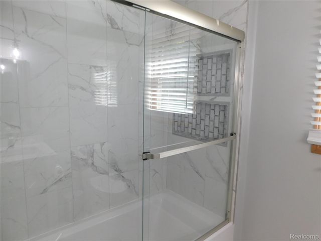 2800 Ranieri Drive, Troy, MI 48085