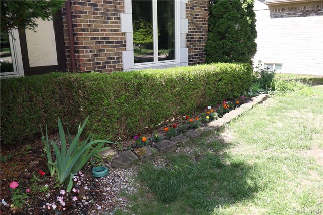 2800 Ranieri Drive, Troy, MI 48085