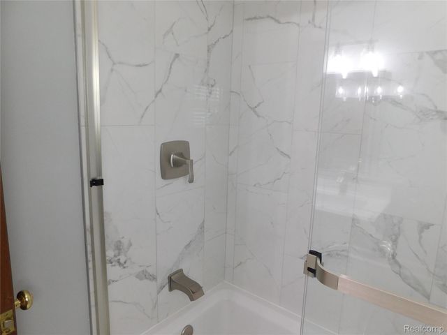 2800 Ranieri Drive, Troy, MI 48085