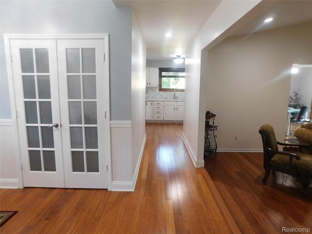2800 Ranieri Drive, Troy, MI 48085