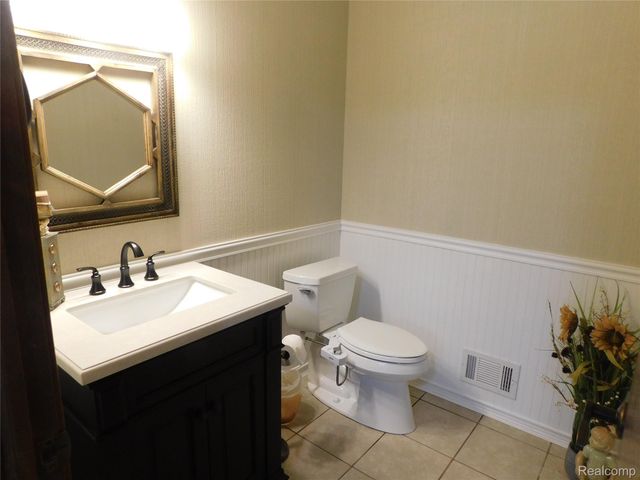 2800 Ranieri Drive, Troy, MI 48085