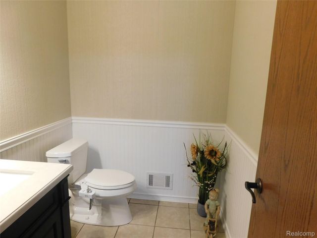 2800 Ranieri Drive, Troy, MI 48085