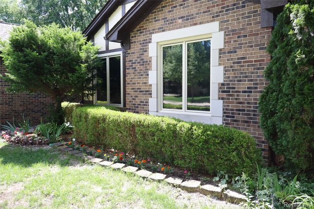 2800 Ranieri Drive, Troy, MI 48085