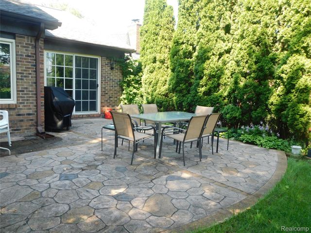 2800 Ranieri Drive, Troy, MI 48085