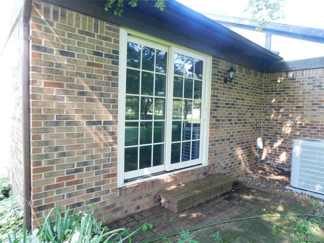 2800 Ranieri Drive, Troy, MI 48085