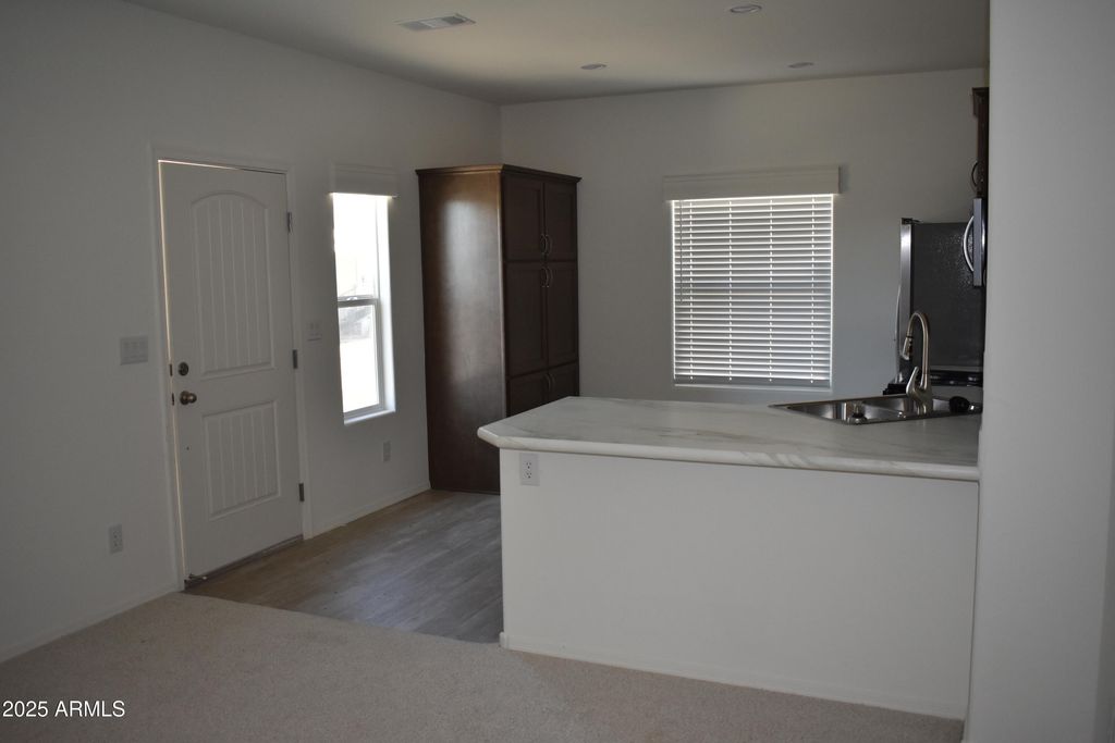 Image 5 of property listing at 620 W LIMBERLOST Drive E3, Tucson, AZ 85705