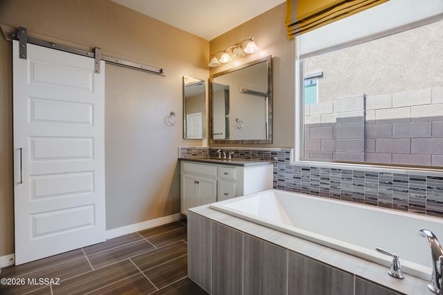 11100 N Delphinus Street, Oro Valley, AZ 85742