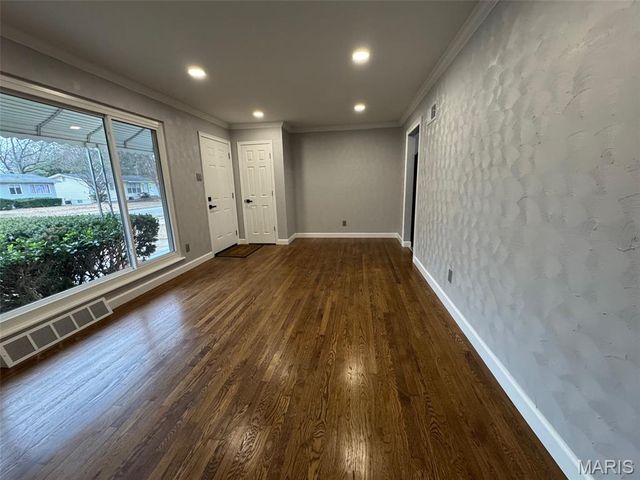 725 Hazelvalley Drive, Hazelwood, MO 63042