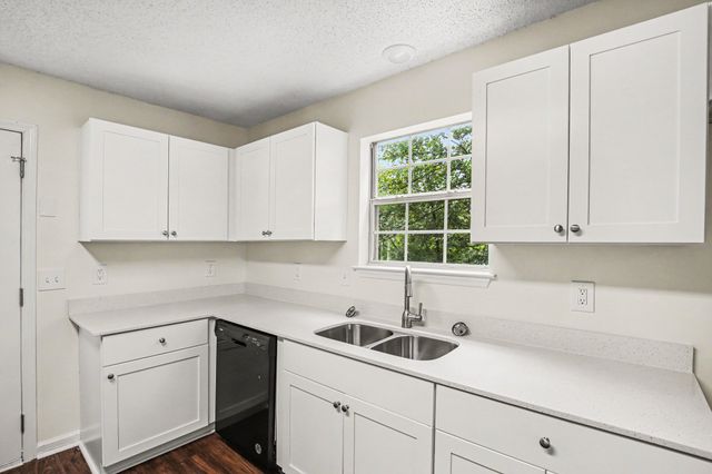 203 Blue Lake Ln, La Vergne, TN 37086