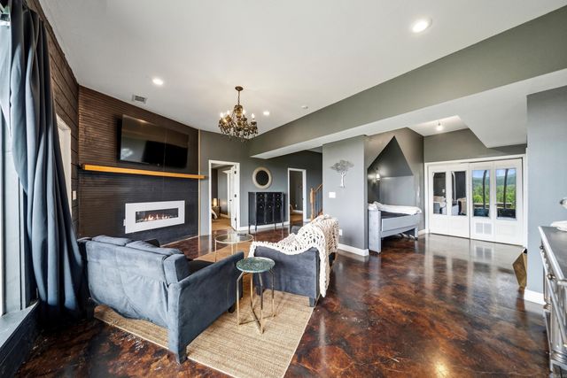 115 East Hawkview Place, Royal, AR 71968
