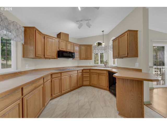 1244 CHURCHILL Dr, Oakland, OR 97462