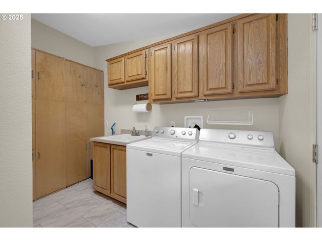 1244 CHURCHILL Dr, Oakland, OR 97462