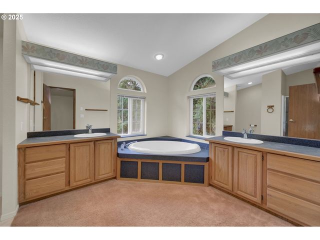 1244 CHURCHILL Dr, Oakland, OR 97462