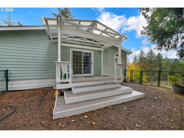 1244 CHURCHILL Dr, Oakland, OR 97462