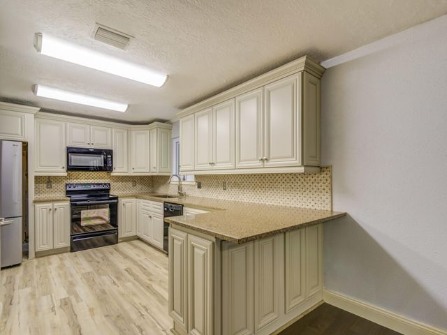 208 Old Oaks, League City, TX 77573