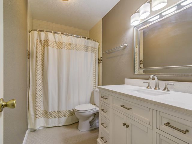 208 Old Oaks, League City, TX 77573