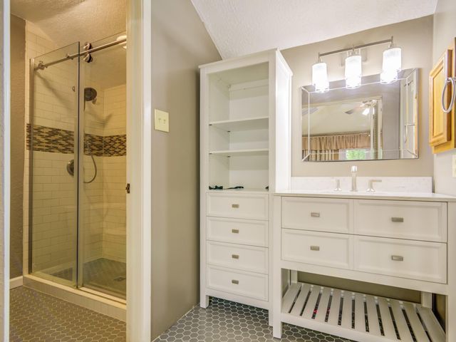 208 Old Oaks, League City, TX 77573
