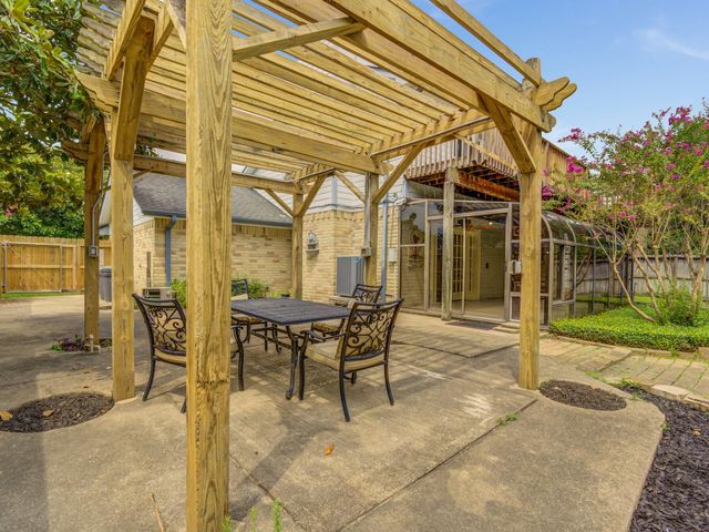 208 Old Oaks, League City, TX 77573