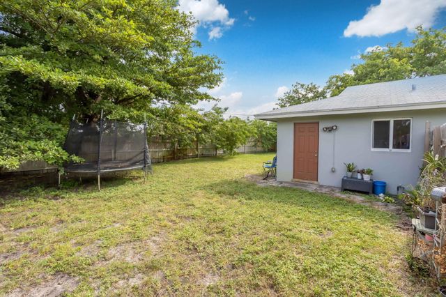2227 NE 3rd Avenue 1 & 2, Delray Beach, FL 33444