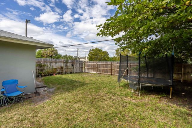 2227 NE 3rd Avenue 1 & 2, Delray Beach, FL 33444