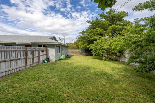 2227 NE 3rd Avenue 1 & 2, Delray Beach, FL 33444