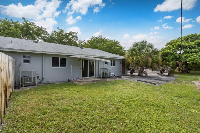 2227 NE 3rd Avenue 1 & 2, Delray Beach, FL 33444