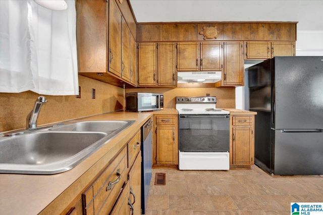 678 FLINT HILL ROAD, Bessemer, AL 35022