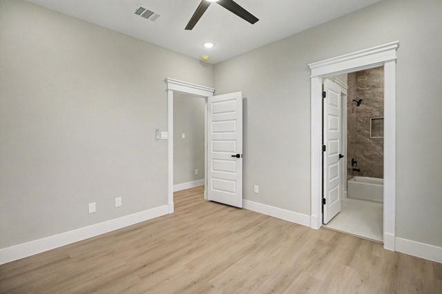 5000 Higgins Street A and B, Houston, TX 77033