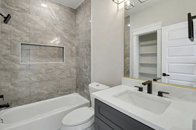 5000 Higgins Street A and B, Houston, TX 77033