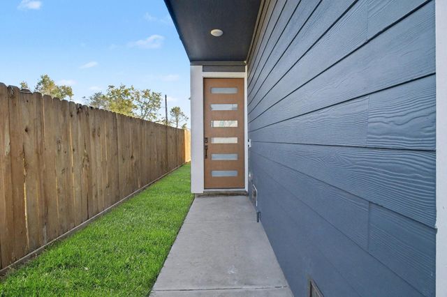 5000 Higgins Street A and B, Houston, TX 77033