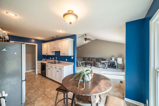 8220 Timberland Drive, West Paducah, KY 42086