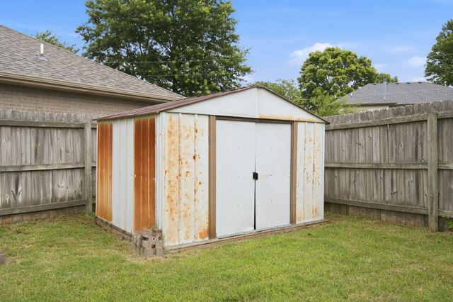1135 S Almond Court, Nixa, MO 65714