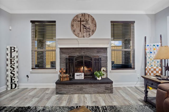 211 Debbie Way, Red Oak, TX 75154