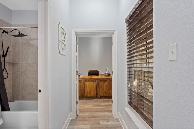 211 Debbie Way, Red Oak, TX 75154