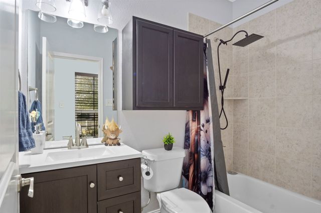 211 Debbie Way, Red Oak, TX 75154