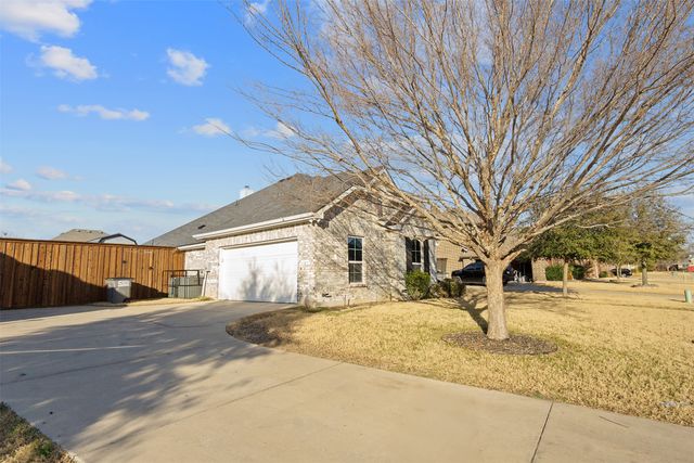 211 Debbie Way, Red Oak, TX 75154