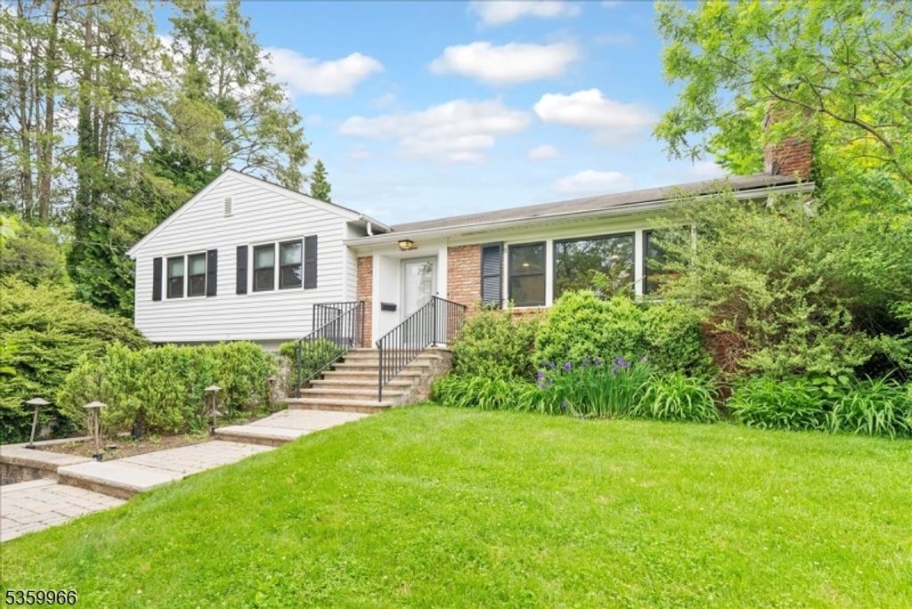 57 High St, Summit City, NJ 07901