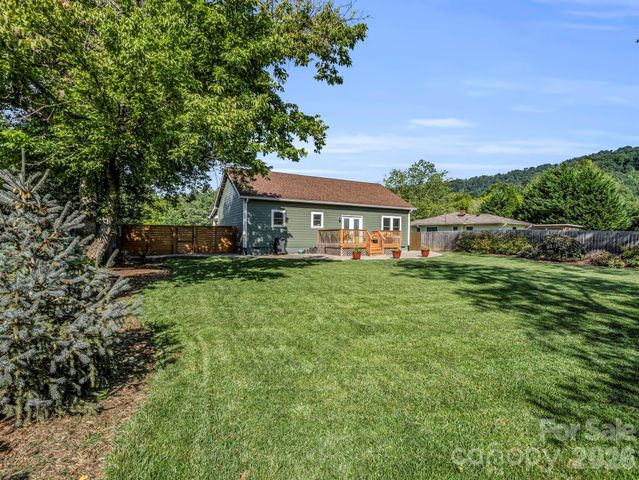 11 N Pershing Road, Asheville, NC 28805